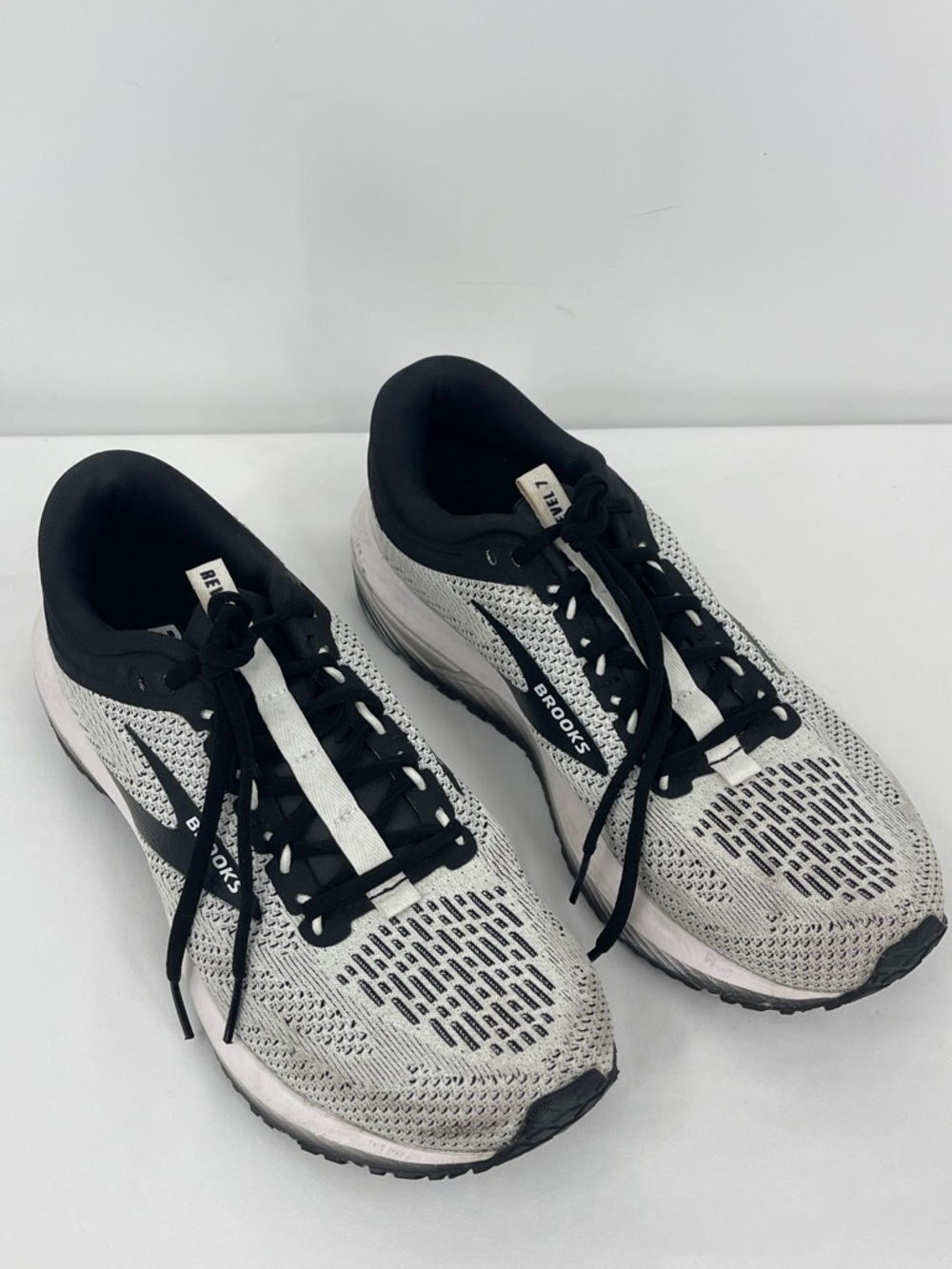 Brooks White and Black Knit Running Sneakers WOMENS SIZE 9.5 M